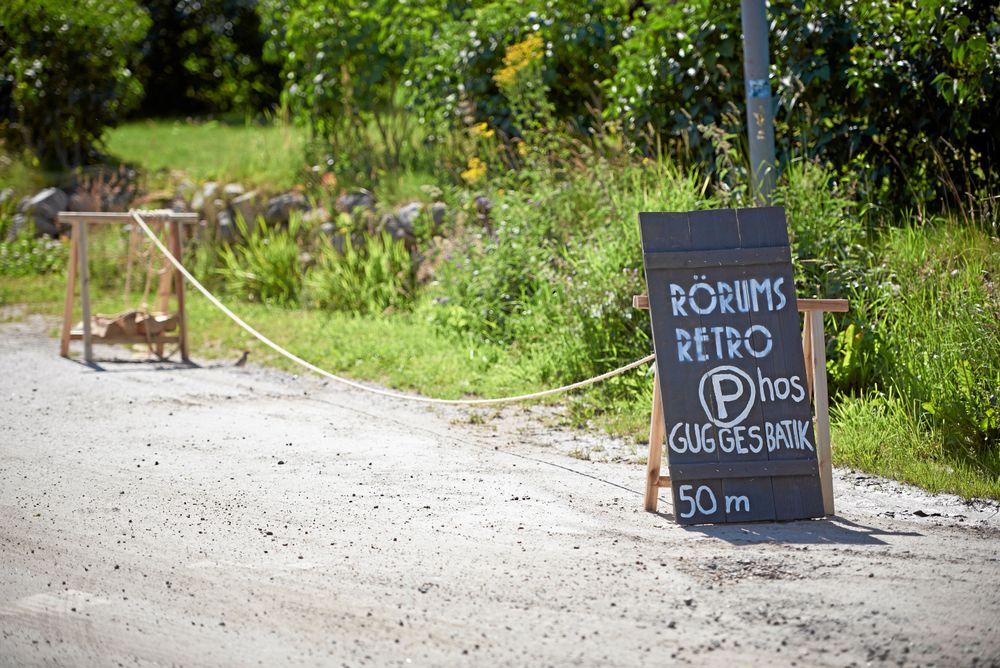 Retrobutiken har reserverat p-platser för sina kunder.