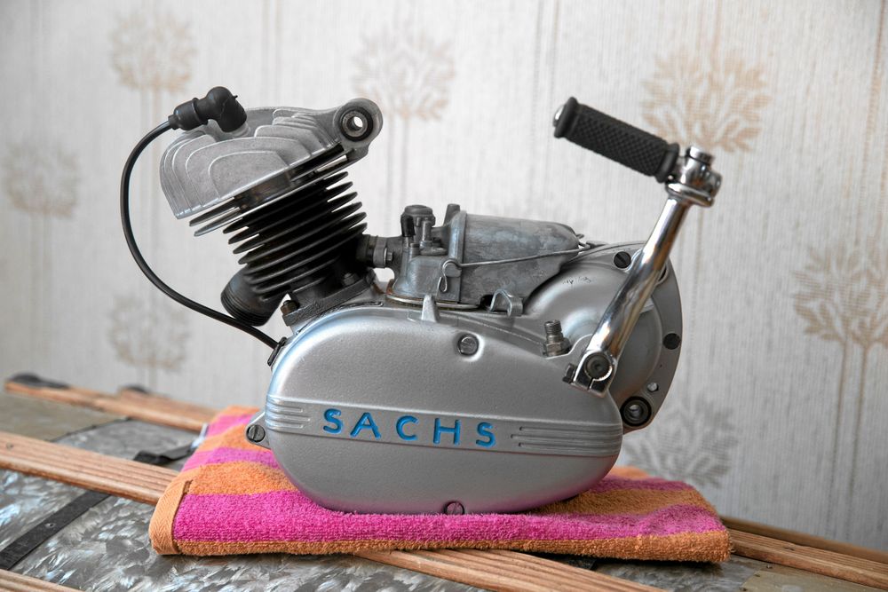 Den fabriksnya, helt oanvända gamla Sachsmotorn finns i dag uppställd som prydnad i ett av parets rum i villan hemma i Råneå.