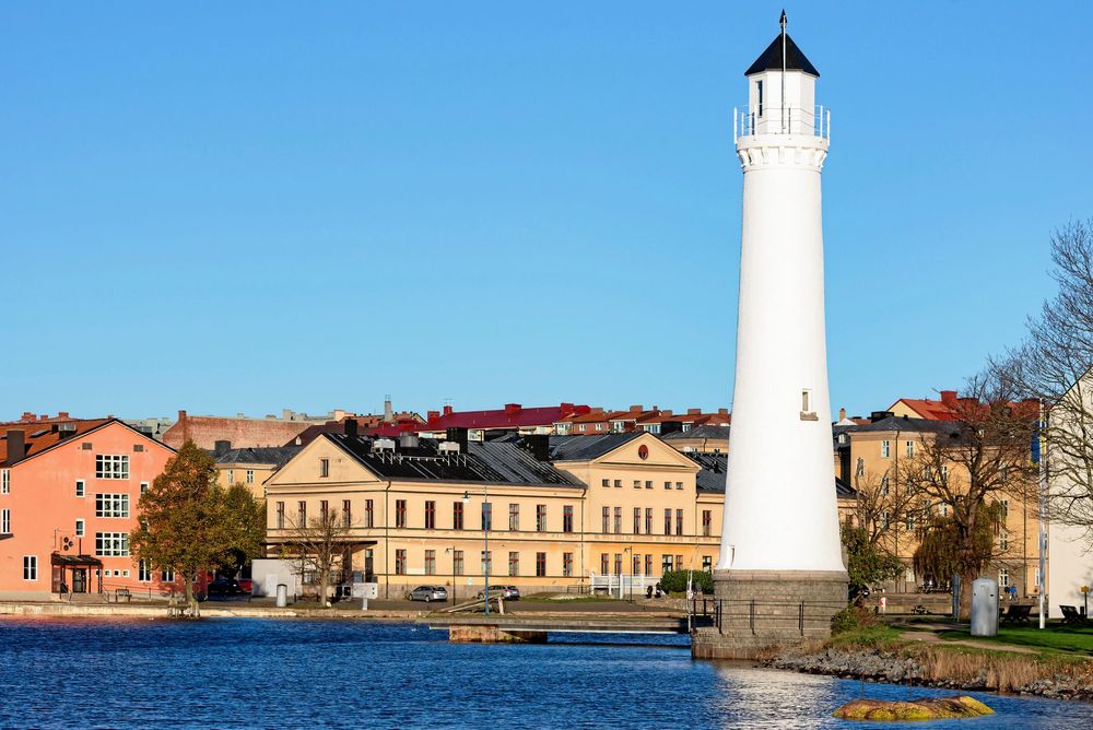 Stumholmen har bevarad bebyggelse från tiden då ön var militär och stängd för allmänheten.