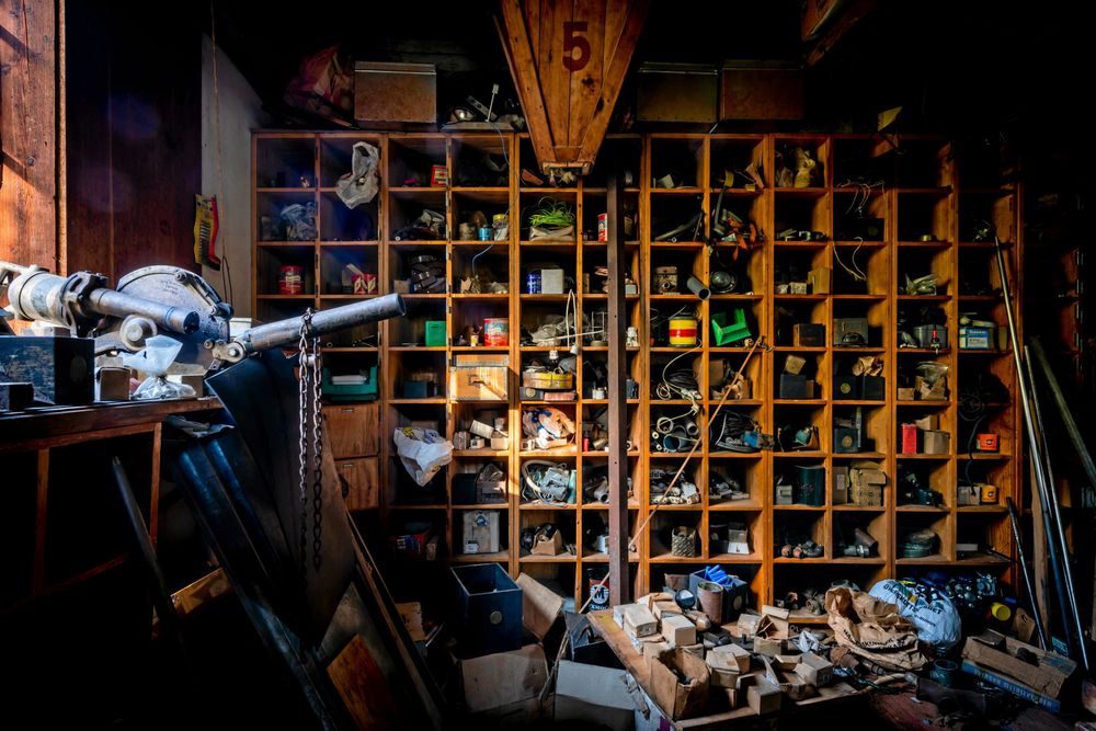 Gott om pinaler! All interiör ingår i försäljningen.