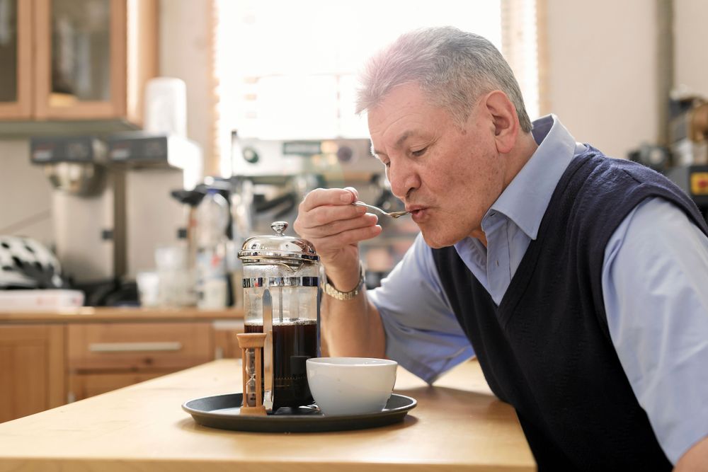 Proffs på provsmakning av kaffe sörplar också. Det smakar mer.