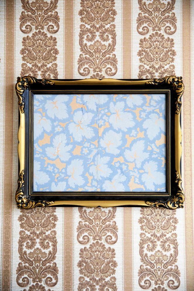 Therese och Mårten behöll en bit av gammelfarmors tapet och ramade in den.