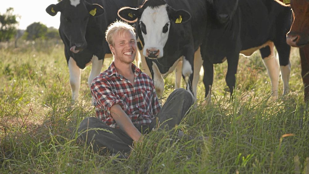 Simon Ohlsson från ”Bonde söker fru” 2018 har förlovat sig med Amanda Håkansson som han träffade efter att ha blivit dumpad av sitt slutval i programmet, Frida.