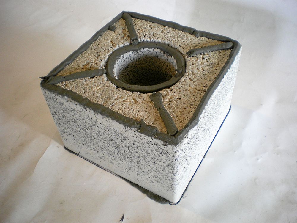 Blockskorstenen G20 från Skorstensfolket limmas och travas på plats.