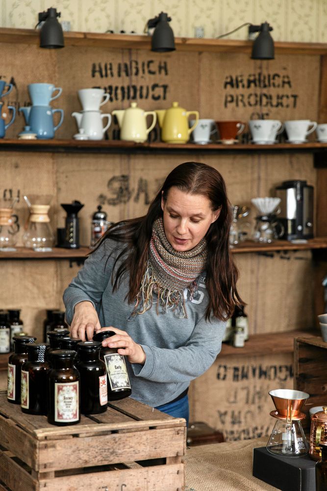 Anna ställer i ordning i sommarbutiken. Hon och Daniel gör det mesta själva, även etiketterna på teburkarna. Numera finns det dock plats för ytterligare två anställda i firman.