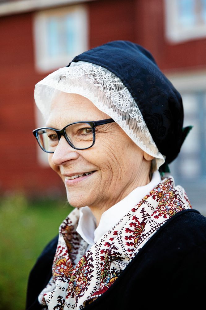 Mona i sin "kammamössa" en hätta som har som en lite tuppkam. Plus en fin spetskant.