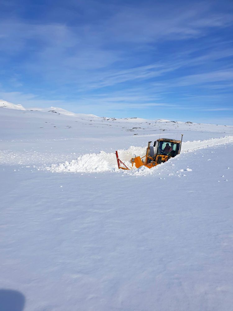 Snöplogen syns knappt i den djupa snön, 6-7 meter djup på vissa håll.