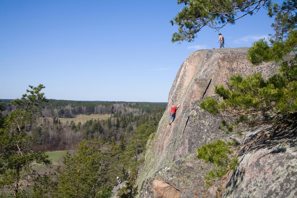 Berg som drar till sig många bergsklättrare kan ge följdproblem med sönderkörda grusvägar och överfulla parkeringar.