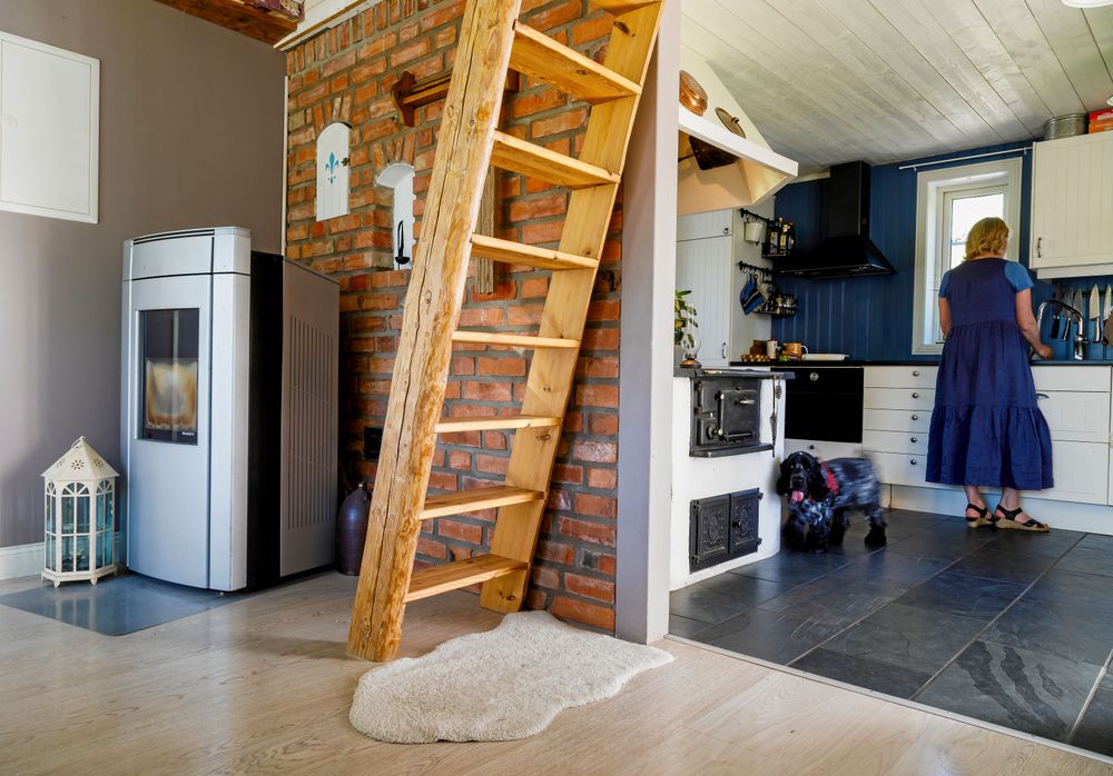Den nya köksstugan har genuin, gammaldags känsla men också modern teknik, som pelletskaminen.