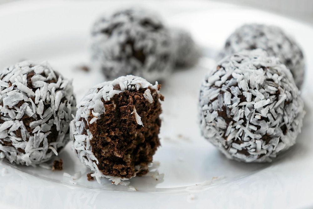 Socker är kolhydrater som ger dig energi men inga vitaminer eller mineraler. Äter eller dricker du mycket socker riskerar att få i dig för mycket energi.