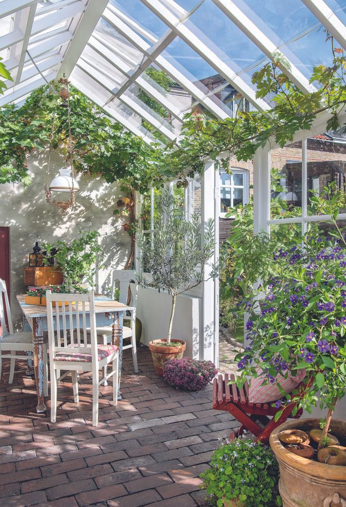 Anna och Anders Jeppssons ritning blir till slut ett lyxigt växthus i trä.