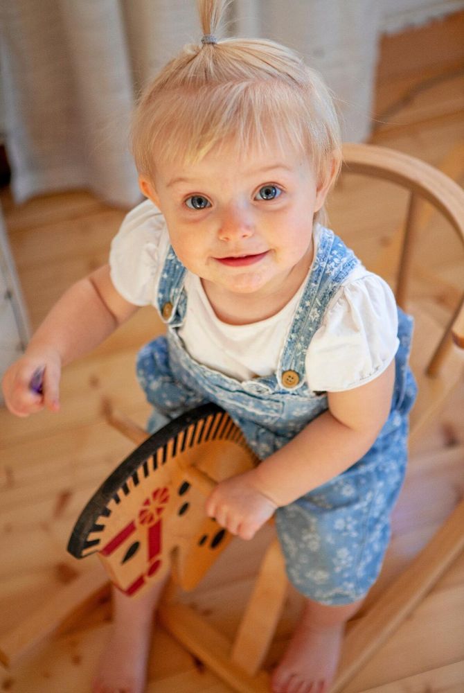 Signe, 18 månader, är sjunde generationen på Hämra gård.