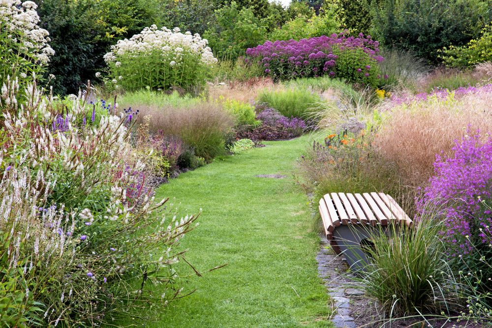Skicklig väv kring gröna gångar. Piet Oudolfs plantering i Vlinderhof, Utrecht.