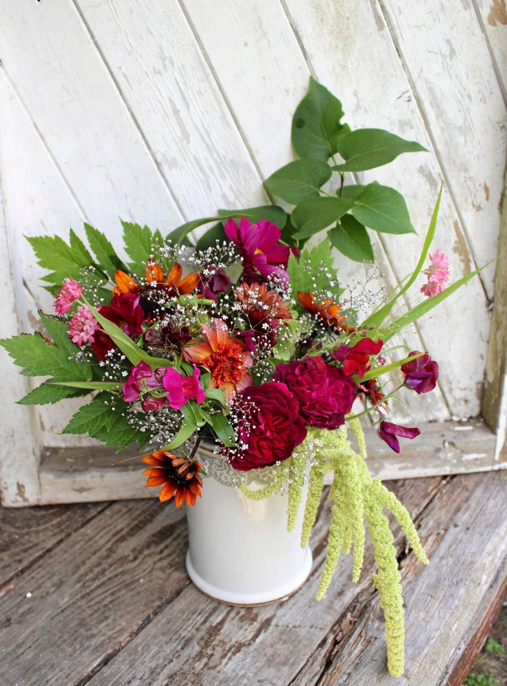 Ett av Fridas många arrangemang. ”Buketterna ser alltid olika ut beroende på vilka sorter som blommar”. På bilden: rosor, lejongap, rudbeckia, rosenskära, luktärta, vädd, brudslöja, borstnejlika, amaranth, syrenbuske, dahlia, musselsyska och prydnadsgräs.
