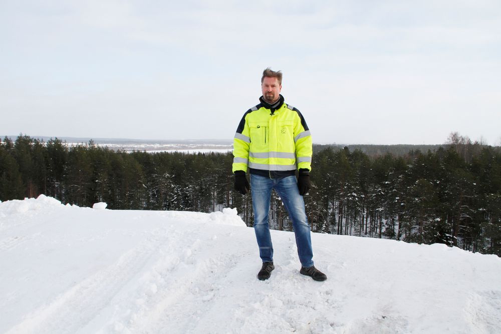 – Med stor sannolikhet kommer den här snöhögen inte att försvinna i år, säger Per Hilmersson, gatudriftchef i Umeå kommun. Foto: Nathalie Forssell/VK
