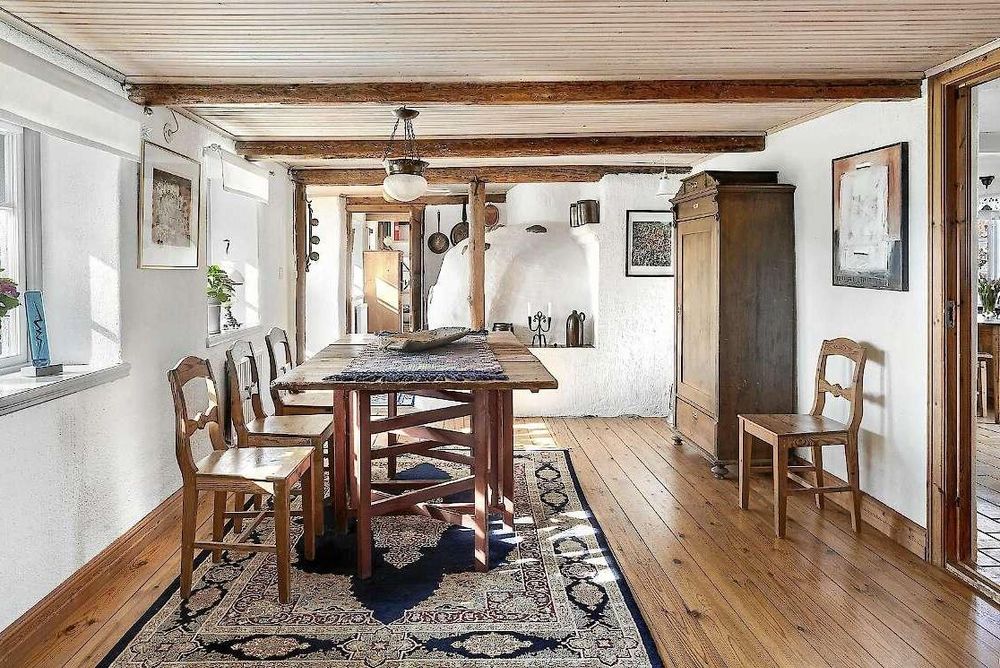 Inne i boningshuset finns en vacker vitmålad bakugn som fortfarande är i funktion.