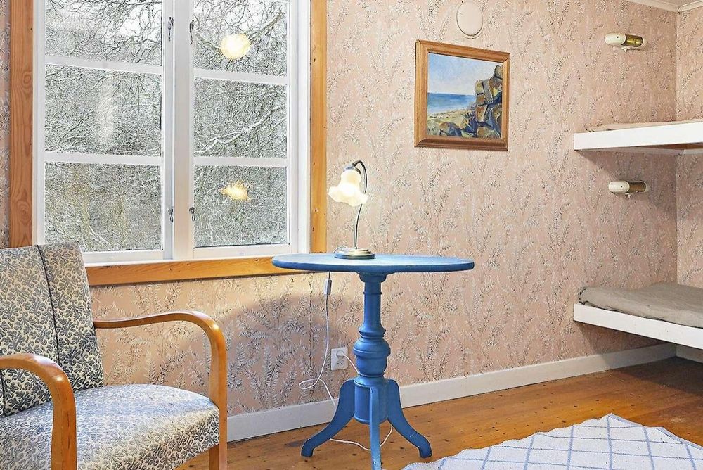 Fem av de åtta rummen är sovrum. Samtliga har trägolv och mönstrade tapeter på väggarna.