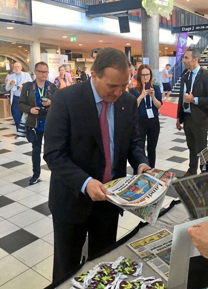 Statsminister Stefan Löfven ville gärna ha ett exemplar av Land.