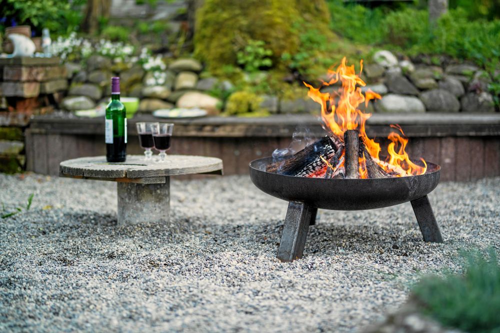 Det är inget fel att laga mat på ved. Samlas kring ett fyrfat eller en stadig eldstad, grilla korv eller koka världens godaste kaffe. Foto: IBL.