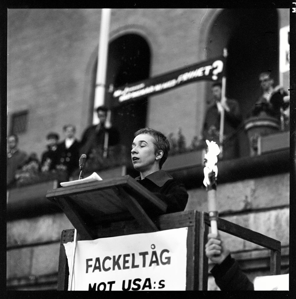 Sara Lidman i talarstolen.