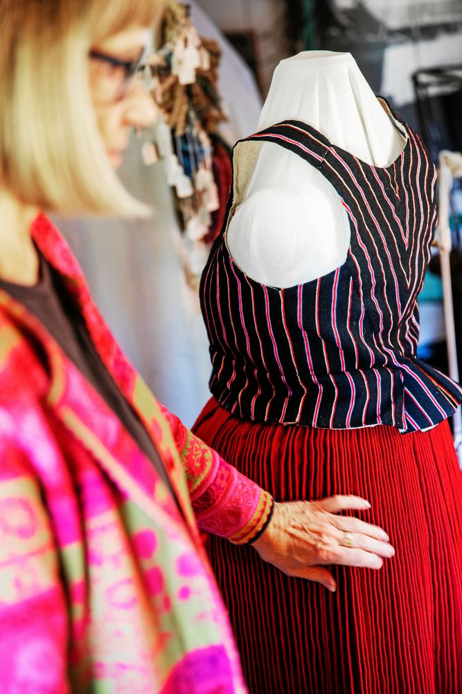 Mona visar de många tunna, "handvikta" vecken i kjolen, gjorda med tekniken geoffrering.