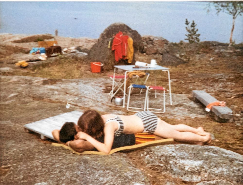 Ett foto från tidigt 1970-tal där Eva kramar honom när de ligger och solbadar.