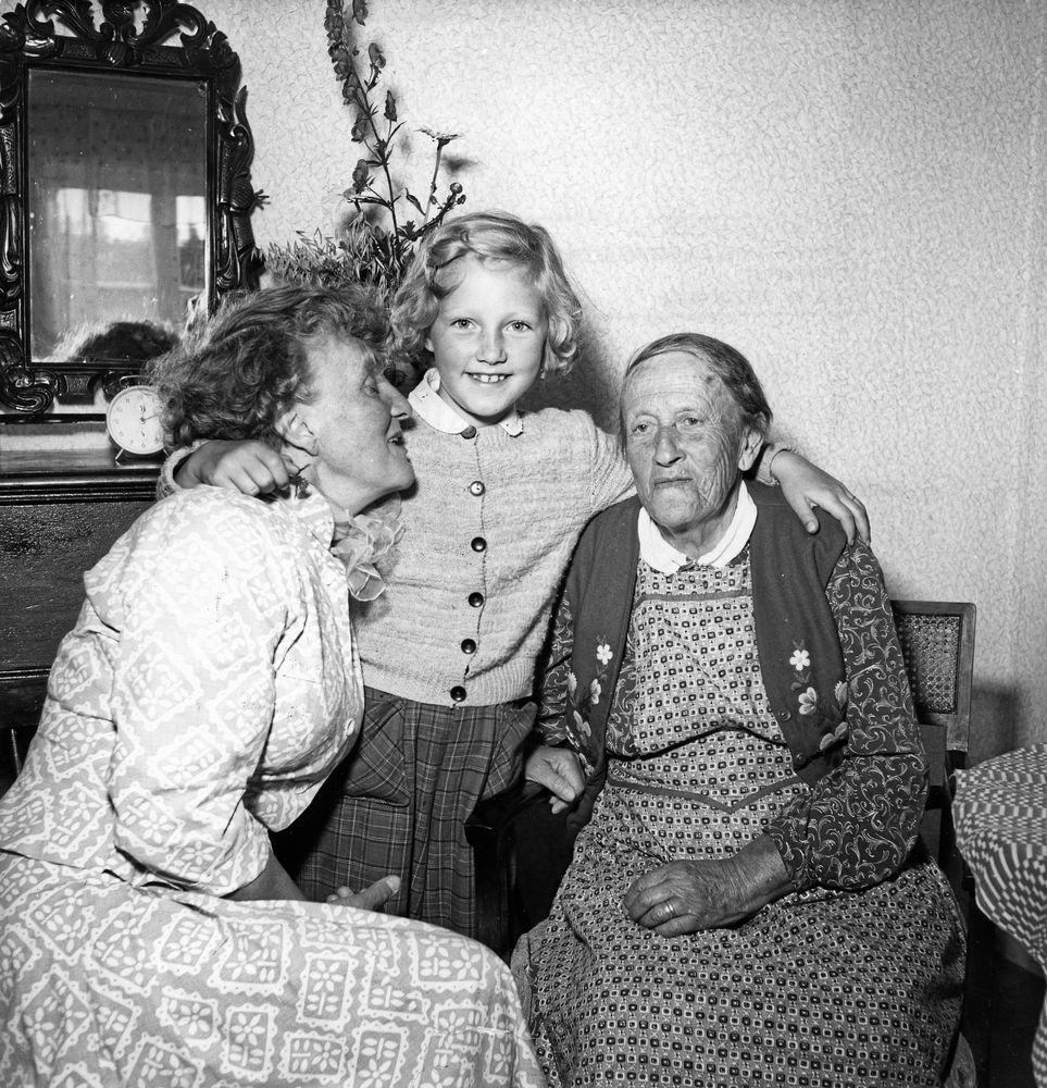 Moa Martinsson med sin mor Kristina och sondottern Harriet.