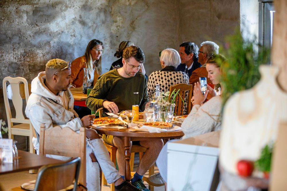 Gästerna trivs i den luftiga ladan som Sara och Filip själva har byggt om och möblerat med loppis- och secondhandfynd.