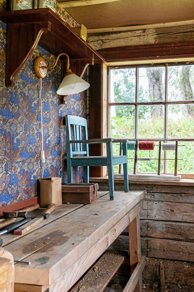 När Maja och Declan skulle renovera stugans fönster gjorde de i ordning kalkonhuset till snickarbod för att kunna måla under tak. Så nu är det ett kalkonfritt år.