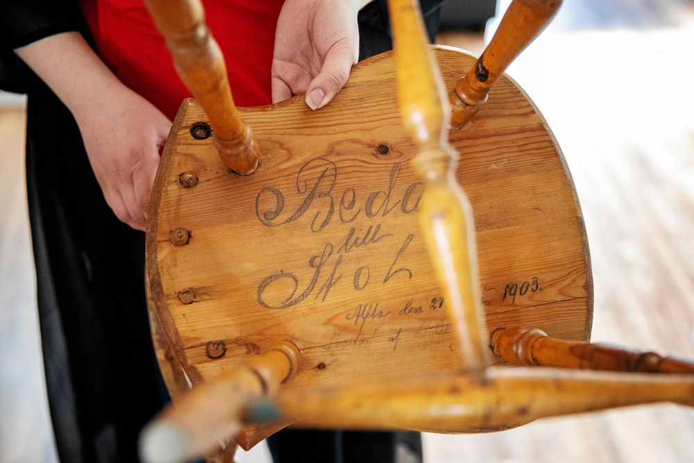 Under den gamla trästolen står det: Bedas lilla stol, Alfta den 21 juni 1903.