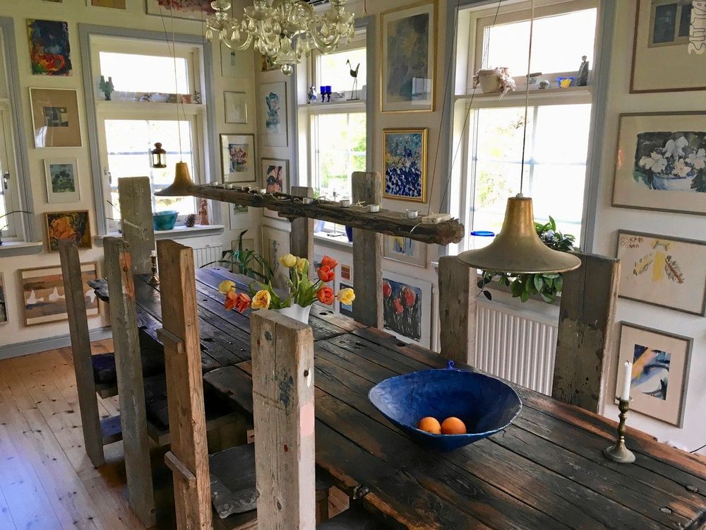 Matsalen är Bjönnigårdens egen riddarsal med ett specialdesignat bord av gamla trålbord och stolar snickrade av Ullas två söner.