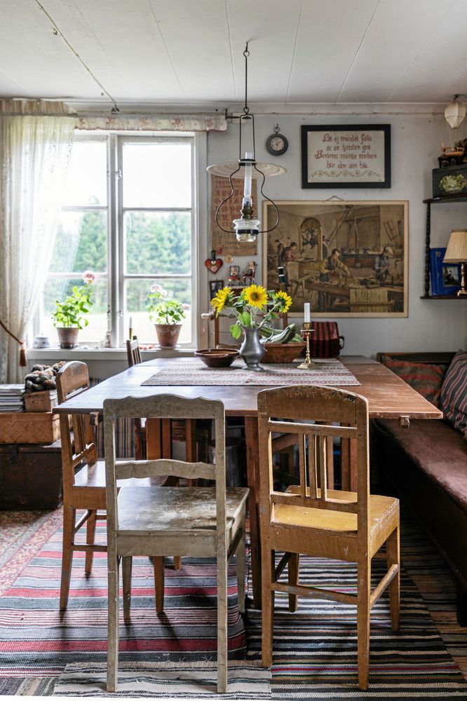 Köksbordet är en gammal diskbänk som tagits till vara. Retroburkar och porslin är loppisfynd, liksom vattenreservoaren i rostfritt stål,
