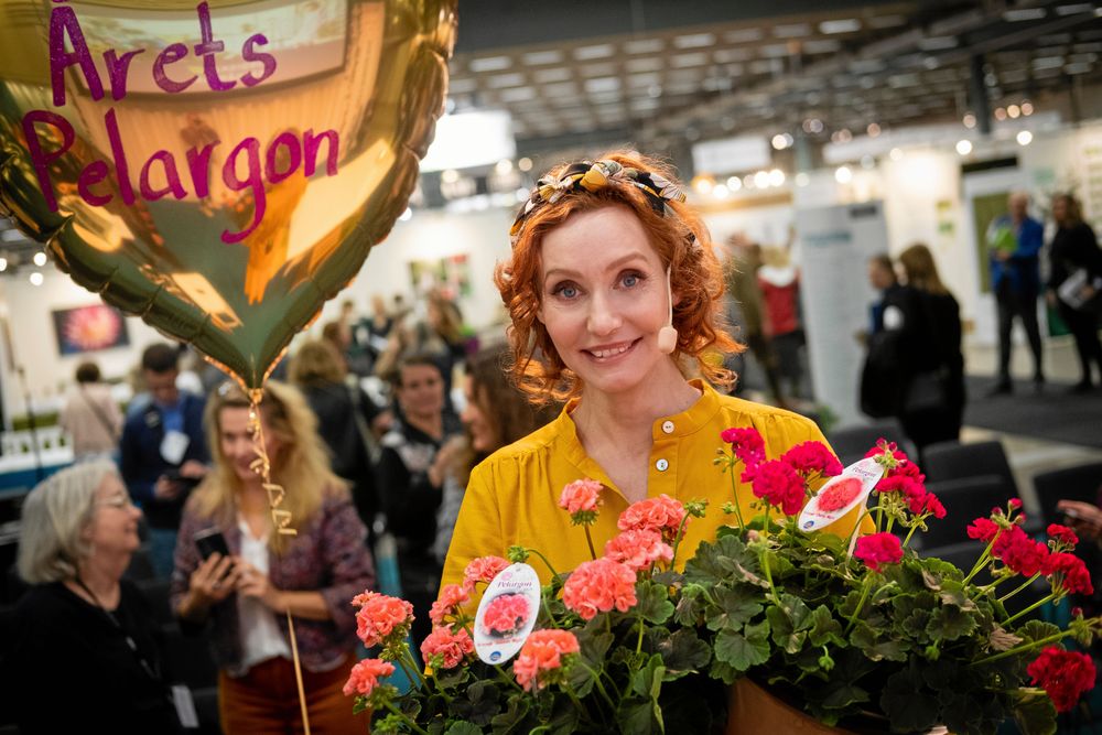 Linda Schilén håller i årets blomlabb.