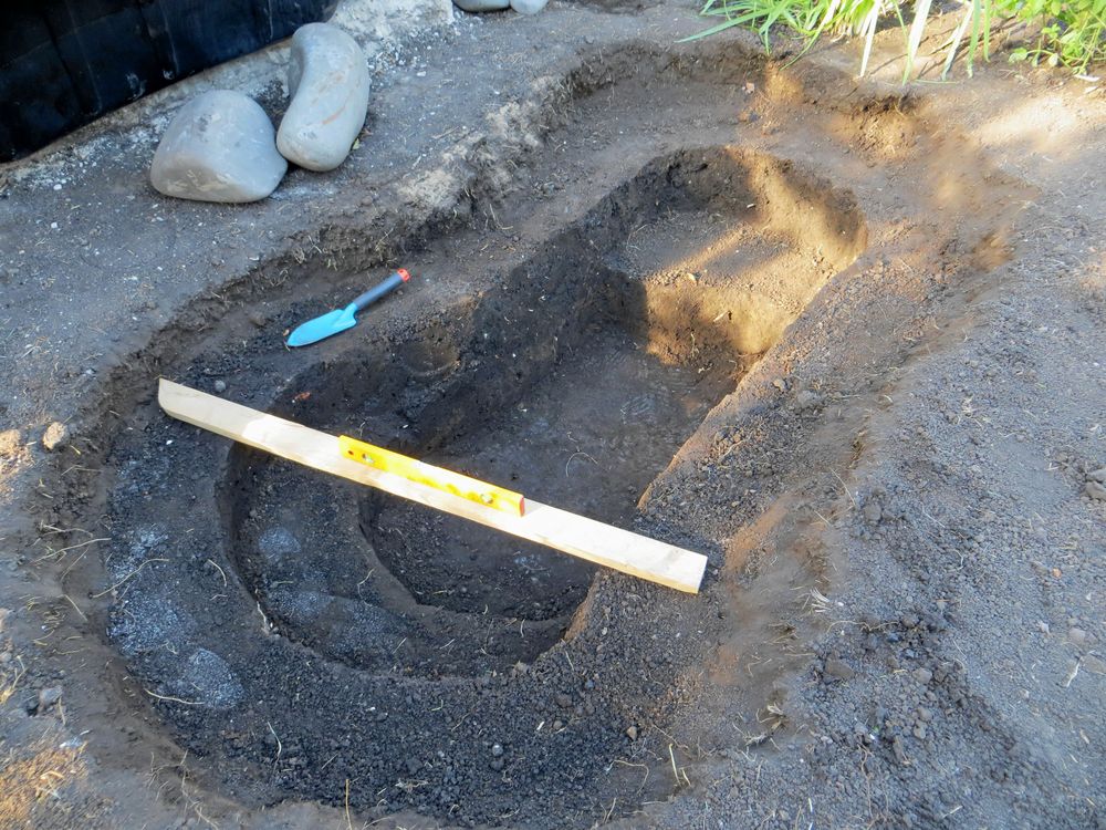 Bra grävt. Botten och sidor är fasta, dammen indelad i zoner och nivåerna kollade med vattenpass.