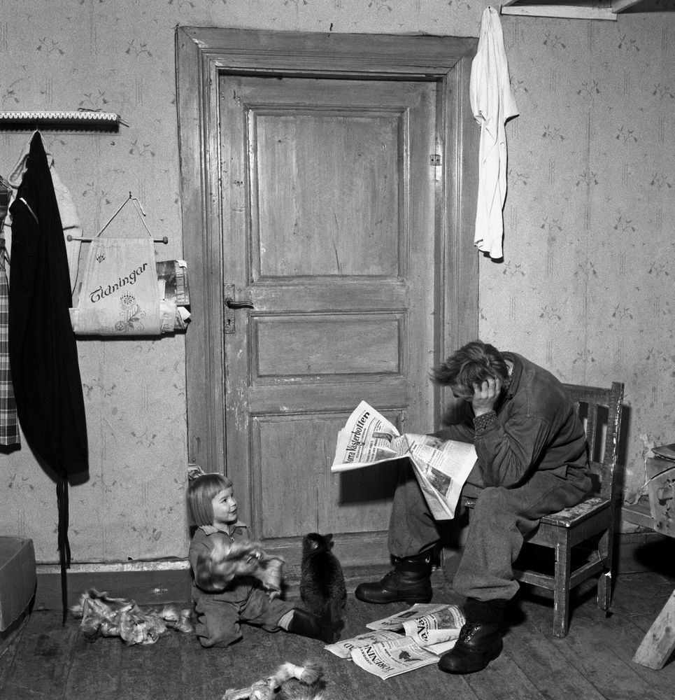 Pappa Uno var inte välkommen in i kammaren där hans hustru låg i förlossningsvåndor. Oroligt vakar han utanför dörren.