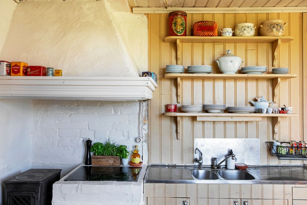 Köksskåpen behölls och täcktes med pärlspont, målad i samma beigegröna färg.