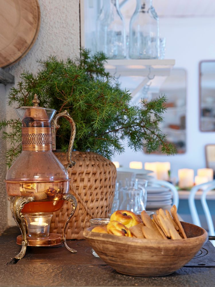 Den sirliga glöggkannan håller glöggen varm med hjälp av ett värmeljus. Ett loppisfynd av dottern Johanna.