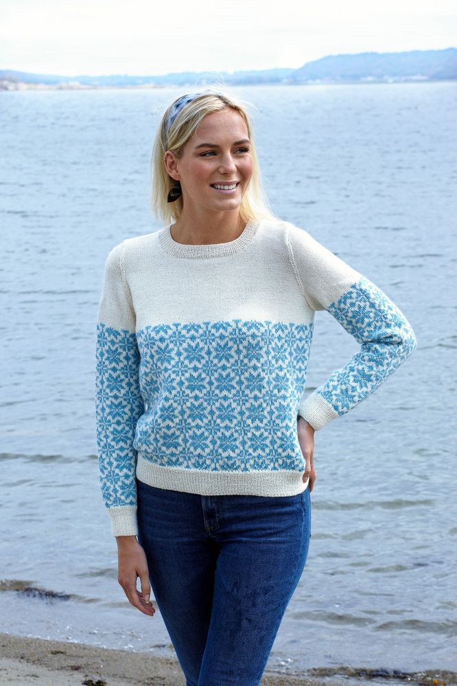 Visst känns det som 1960-tal med kort tröja med rund halsringning.