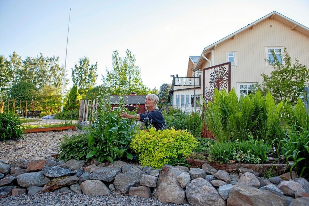 Överallt i trädgården syns Susannes kreativitet i form av konsthantverk och olika trivsamma sittplatser.
