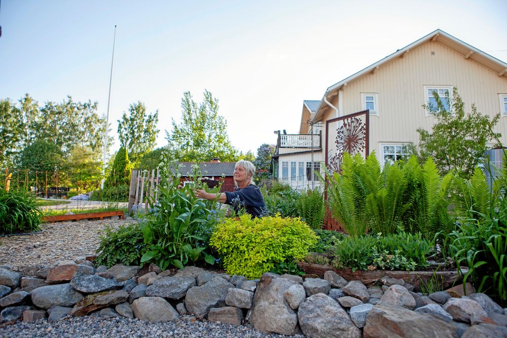 Överallt i trädgården syns Susannes kreativitet i form av konsthantverk och olika trivsamma sittplatser.