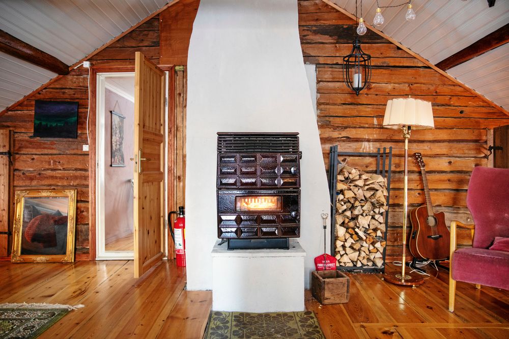 På övervåningen står en järnkamin från forna DDR, köpt precis innan murens fall 1989.