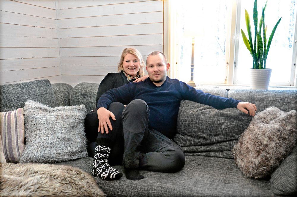 Emelie och Andreas trivs med livet i Töre där de både hittat bostad till rimligt pris och kan driva djurkliniken tillsammans.