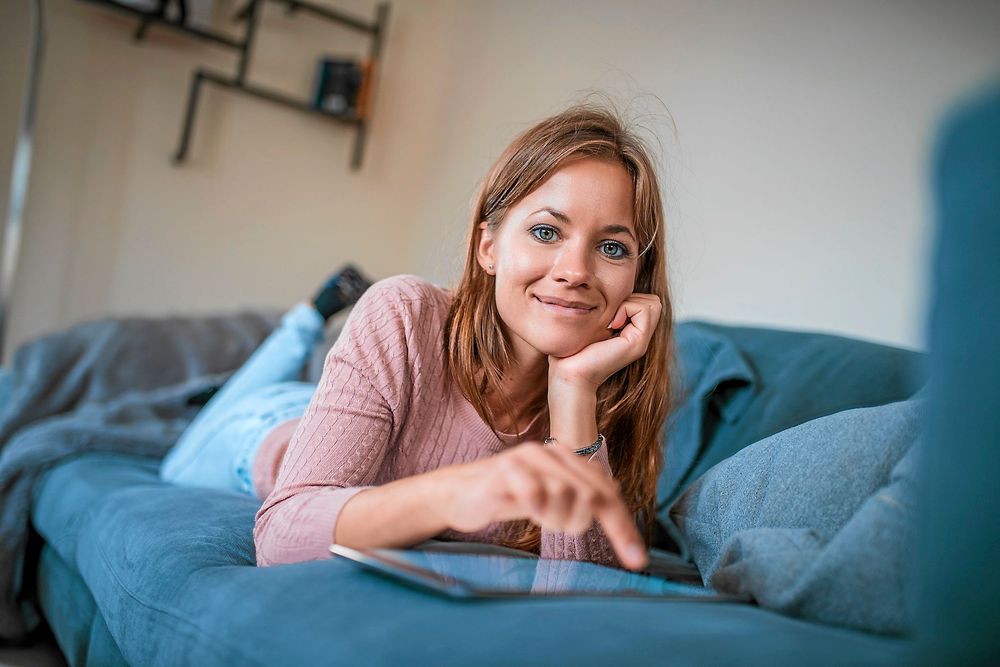 Att ligga på mage är ett smart motmedel mot "mobilnacke".