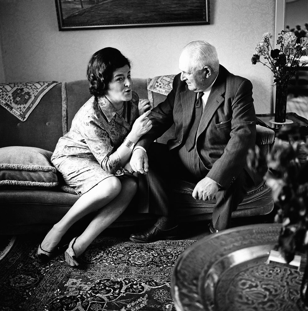 Visst var pappa lantbrukaren stolt över sin dotter, men nog hade det varit bättre om hon hade tagit över gården, tyckte han. Här på besök 1964.