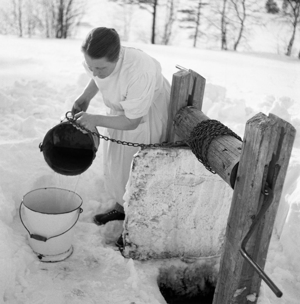 På gården där ”ödemarksbabyn” föddes saknades både el och rinnande vatten. Barnmorskan Siri Sundström fick smälta snö till förlossningen.