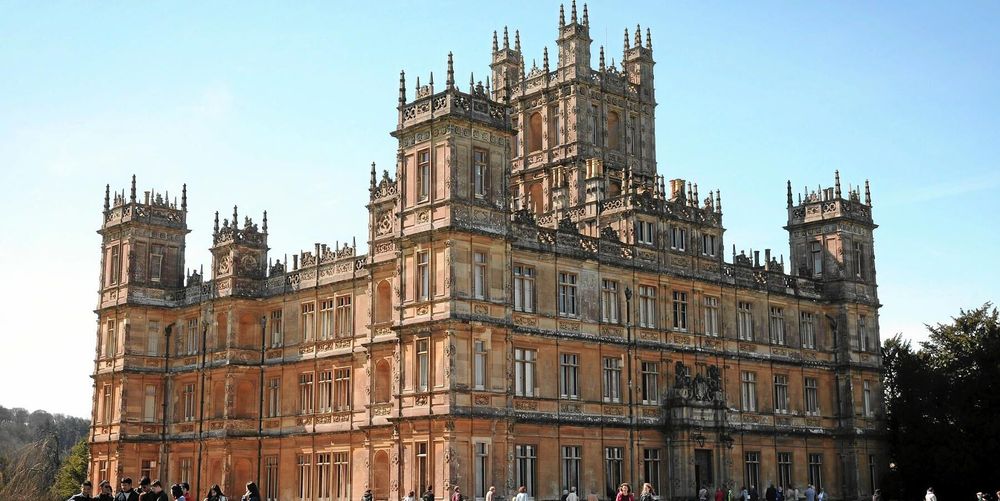 ”Downton Abbey” är en av flera brittiska tv-serier som många följt genom alla säsonger. Du kan besöka slottet Highclere Castle som ligger utanför Newbury.