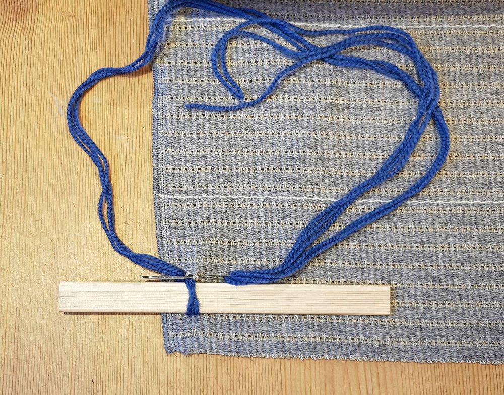 Glöm inte att ha tråden ovanför.