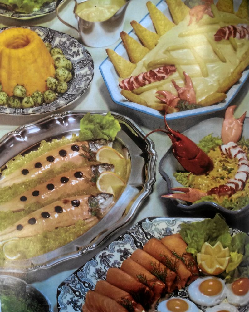 Uppläggningen var inget man slarvade med. Här är det fick och skaldjur som radas upp framför kameran.