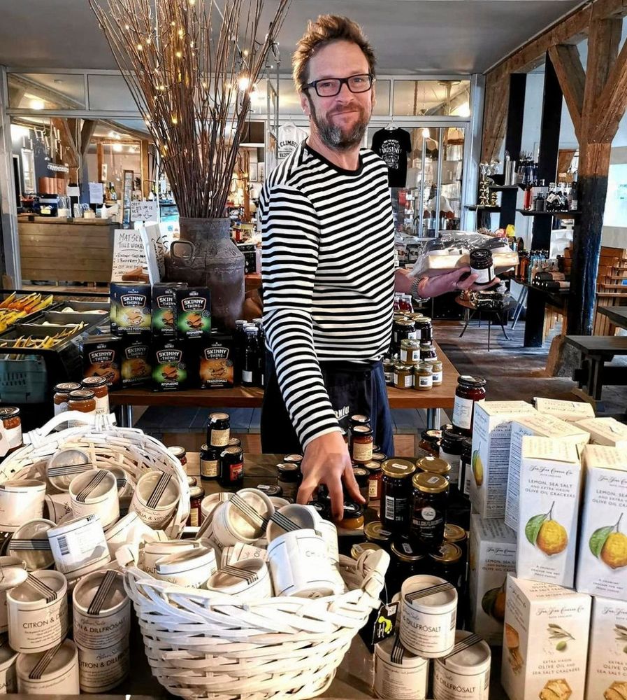 Fullt med godsaker finns det hos Staffan Linde och det är många som svänger förbi för att hitta goda smaker till middagen.