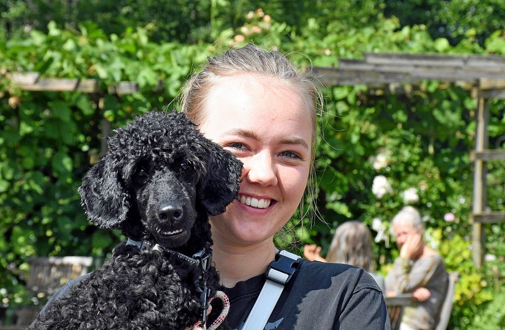 Lovisa Pettersson var en av gästerna i trädgården och hon hade med sig hunden Ulmus,